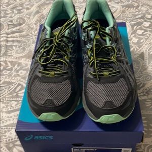 Oasis sneakers new size 9